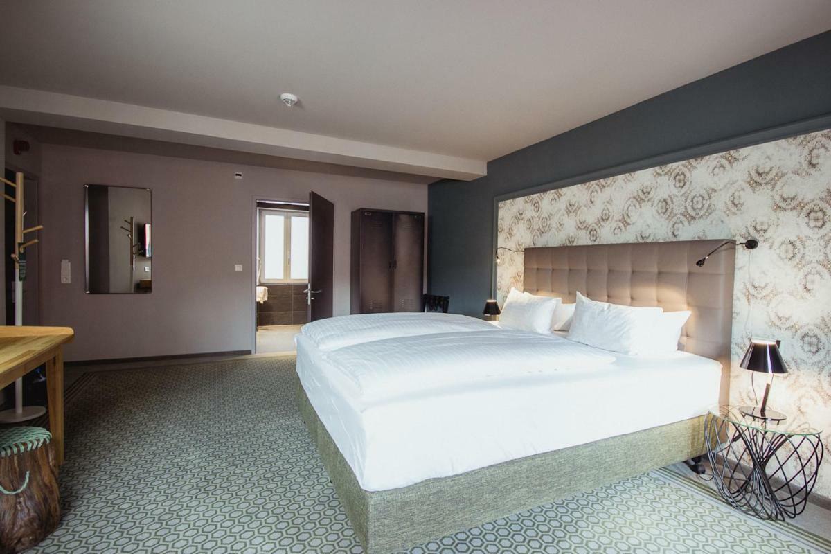 Hotel Goldene Traube - By Neugart 트라벤트라바흐 객실 사진